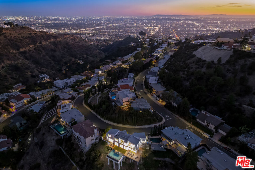 https://media.crmls.org/mediaz/0be29ed3-18a4-449b-bb22-8b8a2b93ab7d.jpg?preset=X-Large