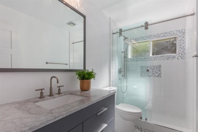 6817 Vianda Ct Court, Carlsbad CA: https://media.crmls.org/mediaz/0be31098-7046-48b7-ae99-242e37d39873.jpg