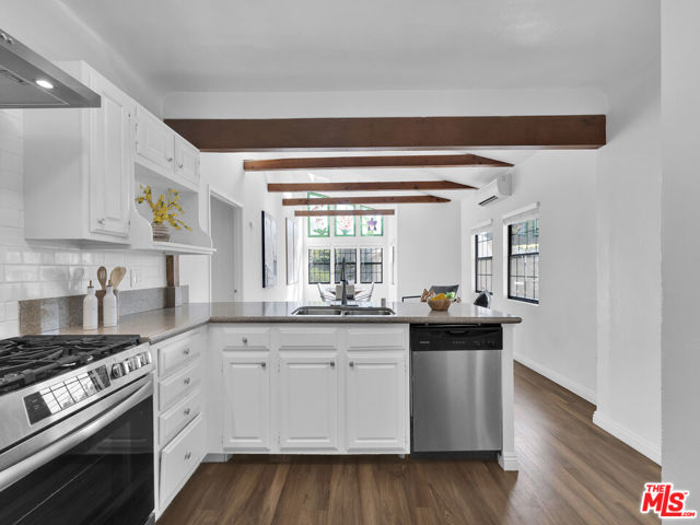 4215 Mentone Avenue, Culver City CA: https://media.crmls.org/mediaz/0be33944-979d-4dbb-b664-427e741a6468.jpg