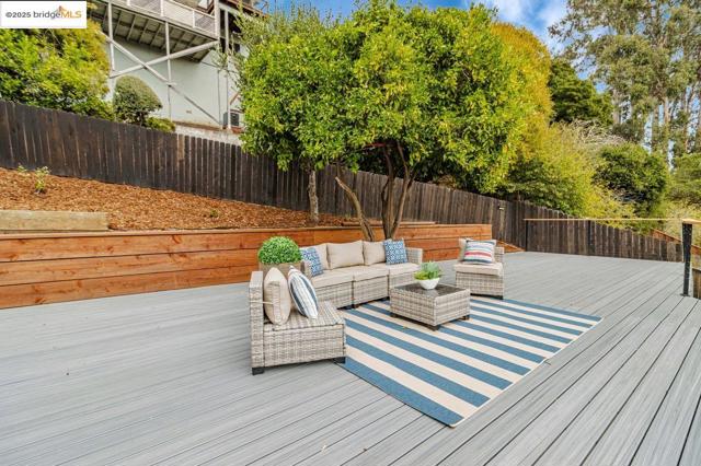 7900 Michigan Ave, Oakland CA: https://media.crmls.org/mediaz/0be339a2-dded-4134-bf89-25be7f687b87.jpg