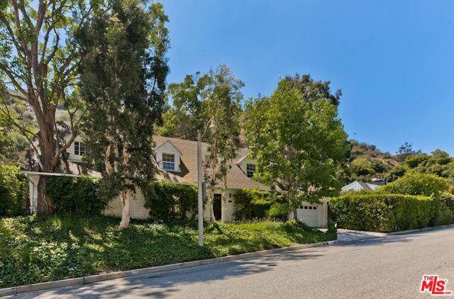 1041 Chantilly Road, Los Angeles CA: https://media.crmls.org/mediaz/0be63017-1cce-4177-93e2-823e6cdef033.jpg