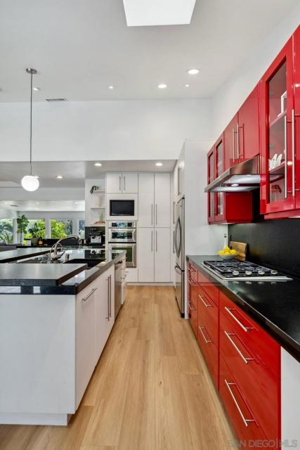 7645 Caminito Coromandel, La Jolla CA: https://media.crmls.org/mediaz/0be66b03-66c4-4dd5-bd2c-75eada3f215e.jpg