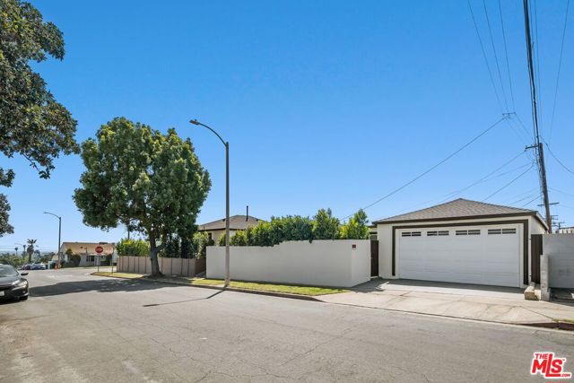4401 W 58th Place, Los Angeles CA: https://media.crmls.org/mediaz/0be71ca7-b58f-40c4-9b0c-0d27a27cc720.jpg