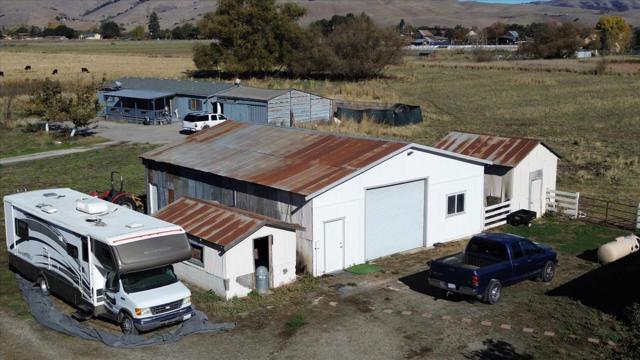 1204 Shore Road, Hollister CA: https://media.crmls.org/mediaz/0be731bc-4115-467e-bbf9-a32c03834da8.jpg