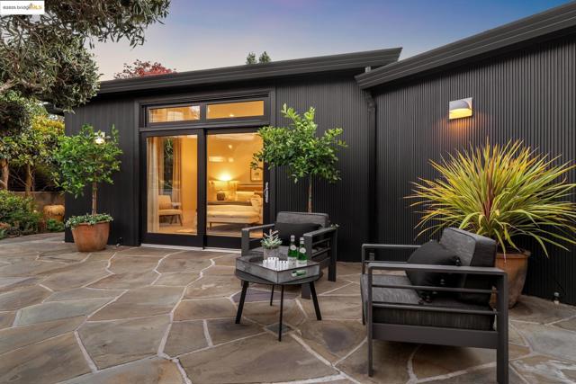 7 Requa Place, Piedmont CA: https://media.crmls.org/mediaz/0be73374-bc6e-433d-b94c-d833bb15f9d7.jpg