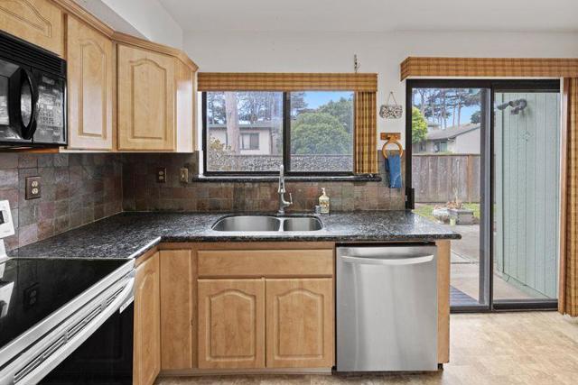 126 Cypress Lakes Court, Marina CA: https://media.crmls.org/mediaz/0be76cfc-a228-47d1-bd07-15c40f2b720b.jpg