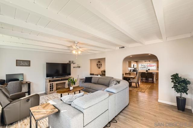 9477 Ronnie Ct, Santee CA: https://media.crmls.org/mediaz/0be81c98-6de6-48f5-ab11-f12c8f2cada9.jpg