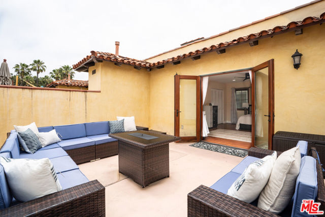 1331 N Sycamore Avenue, Los Angeles CA: https://media.crmls.org/mediaz/0be8af34-4659-4e79-9ac9-ddc56a6d483e.jpg