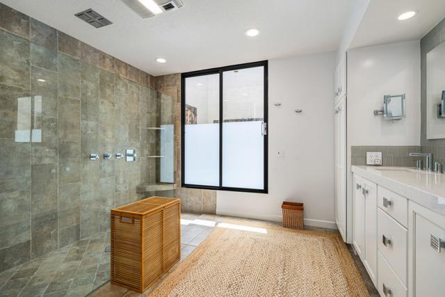 75768 Valle Vista Drive, Indian Wells CA: https://media.crmls.org/mediaz/0be96b95-b389-49c0-82ab-5a0d1b32e088.jpg