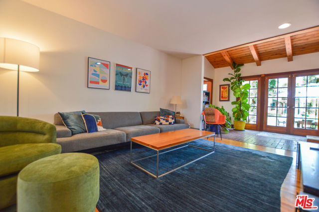 11136 Lucerne Avenue, Culver City CA: https://media.crmls.org/mediaz/0be9d02c-06d6-4907-89c9-02659f92c129.jpg
