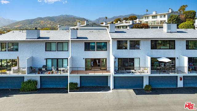 29672 Zuma Bay Way, Malibu CA: https://media.crmls.org/mediaz/0bea087f-d4e1-48b5-a920-852802d5a9e2.jpg