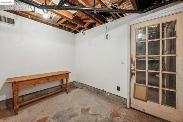 485 Hardy St, Oakland CA: https://media.crmls.org/mediaz/0bea3f7e-5cd7-475d-be6e-11f0b0184fe6.jpg