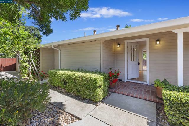 828 Bancroft Rd, Walnut Creek CA: https://media.crmls.org/mediaz/0beacd68-a15a-4c31-b9ef-7bc76a9199a9.jpg