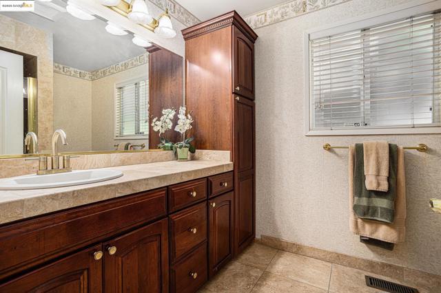 3031 Barmouth Dr, Antioch CA: https://media.crmls.org/mediaz/0beb58f8-ed3c-4799-b2f7-d062069bf229.jpg