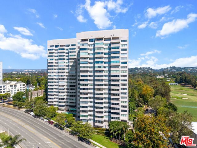 865 Comstock Avenue, Los Angeles CA: https://media.crmls.org/mediaz/0beb5cae-bcef-4b3f-8a42-fa517cd03d8b.jpg