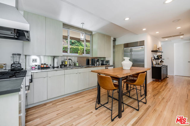 1331 CORDELL Place, Los Angeles CA: https://media.crmls.org/mediaz/0bec3a7e-eebc-4d6d-ae81-70c9d7d696be.jpg