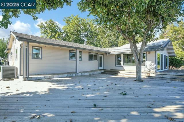 2280 Concord Ave, Brentwood CA: https://media.crmls.org/mediaz/0bec5d8e-89f4-4ff7-8ade-beda54b1aaf5.jpg