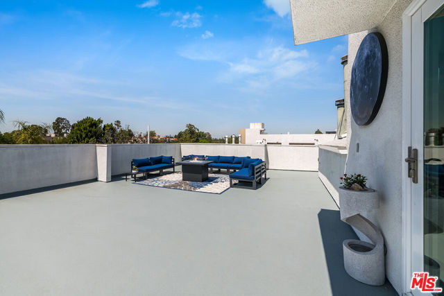 4326 Babcock Avenue, Studio City CA: https://media.crmls.org/mediaz/0becaa93-34b8-4ed4-aa08-c6faad2db5ee.jpg