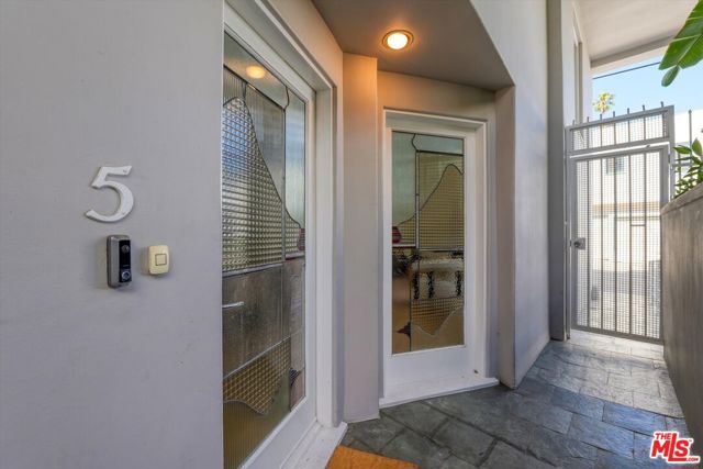 833 17th Street, Santa Monica CA: https://media.crmls.org/mediaz/0beccebc-0bb5-4d08-8592-abd2b7fb8326.jpg
