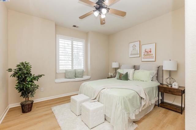 261 Kelley Mist Ct, Tracy CA: https://media.crmls.org/mediaz/0bece091-7e0e-470a-88de-05f4c7eef0e4.jpg