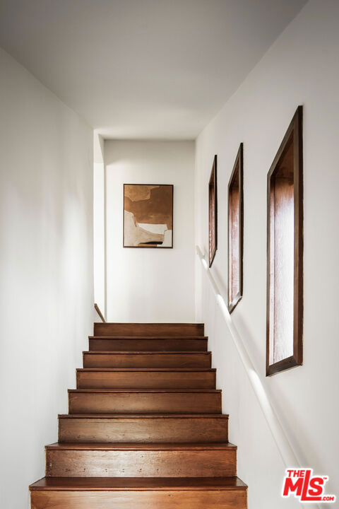 3720 Alta Mesa Drive, Studio City CA: https://media.crmls.org/mediaz/0becee98-1275-4031-97b9-52437d026904.jpg