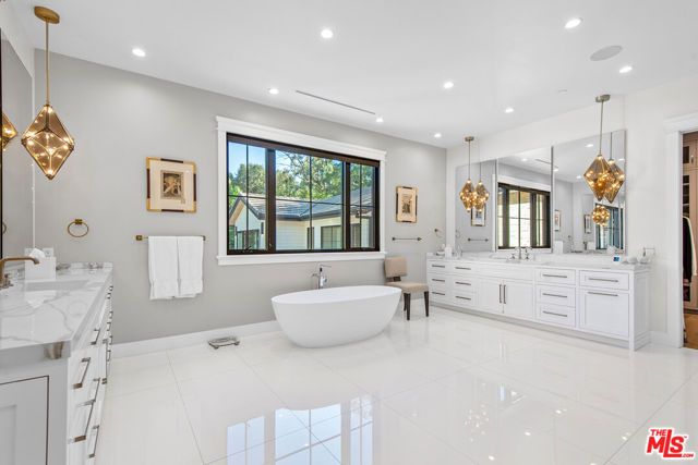 16144 HIGH VALLEY Place, Encino CA: https://media.crmls.org/mediaz/0bedb7dd-a2dc-4d4f-9826-5ef6265f7c0e.jpg