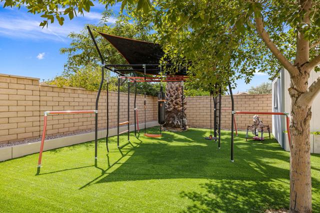 Image 39 of 76 For 79938 Dewsbury Drive