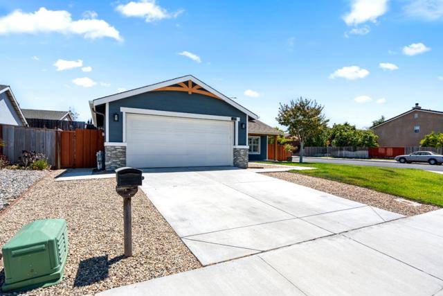 2399 Paradise Drive, Hollister CA: https://media.crmls.org/mediaz/0bee1aff-dc18-467c-8ab1-e5d495a83d29.jpg