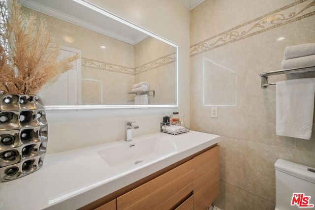 9520 Via Tivoli, Burbank CA: https://media.crmls.org/mediaz/0bee426d-0740-46f1-8228-bb16f6a7f78e.jpg