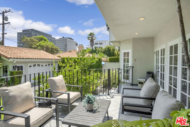 116 N Palm Drive, Beverly Hills CA: https://media.crmls.org/mediaz/0beefb69-c77b-4890-bf1c-b438657bb3e7.jpg