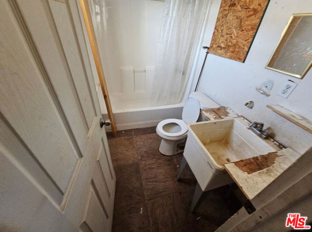 31576 Emerald Road, Lucerne Valley CA: https://media.crmls.org/mediaz/0bef959f-0659-4d47-9771-88a7631854e5.jpg