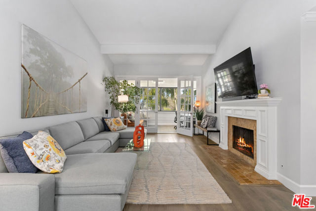 310 Tahiti Way, Marina del Rey CA: https://media.crmls.org/mediaz/0bf0e77c-37c8-4b3b-a665-0710a0694891.jpg