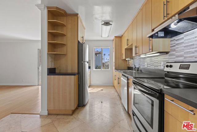 1033 6TH Street, Santa Monica CA: https://media.crmls.org/mediaz/0bf1ad2e-09c6-45c1-baea-25df32157e63.jpg