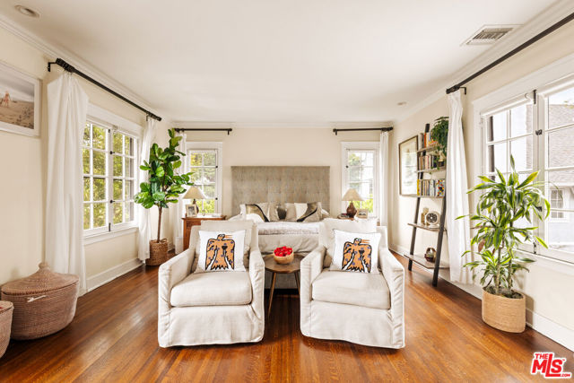847 S Longwood Avenue, Los Angeles CA: https://media.crmls.org/mediaz/0bf2959a-b2b1-40e2-9380-442becf671eb.jpg