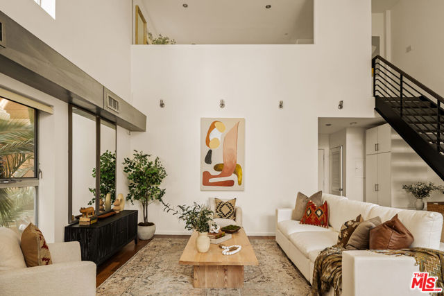 7062 Hawthorn Avenue, Los Angeles CA: https://media.crmls.org/mediaz/0bf2d75e-24c5-44c1-9015-916d237f5a55.jpg