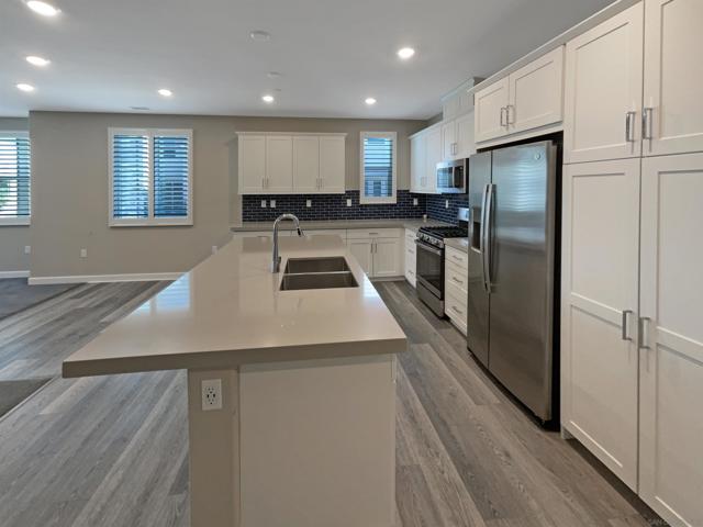 10411 Walden Way, San Diego CA: https://media.crmls.org/mediaz/0bf38b69-77bd-4718-8bd3-26449df2617f.jpg