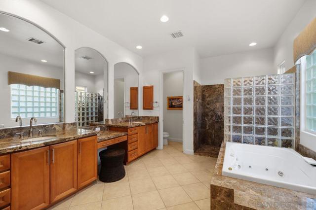 38 Calle Del Norte, Rancho Mirage CA: https://media.crmls.org/mediaz/0bf52813-31eb-4577-840a-908839740530.jpg