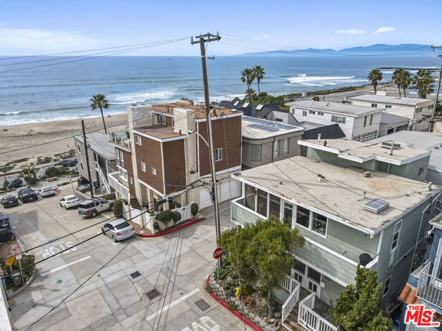 115 44th Street, Manhattan Beach CA: https://media.crmls.org/mediaz/0bf6ca8b-775c-46d3-8b8d-e5e0044e1c8c.jpg