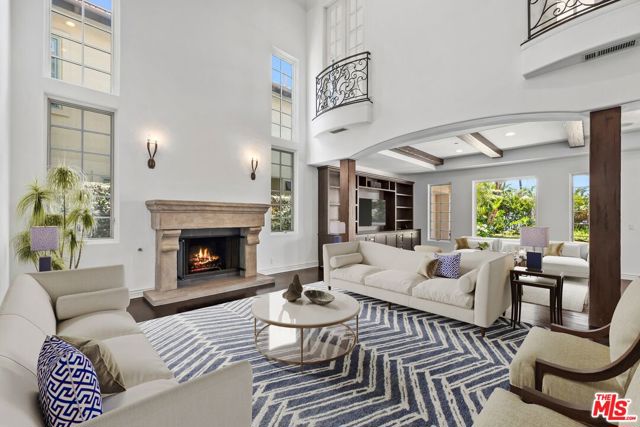 16718 Via Pacifica, Pacific Palisades CA: https://media.crmls.org/mediaz/0bf6f49f-1c95-4ec1-8c76-0feb799576a5.jpg
