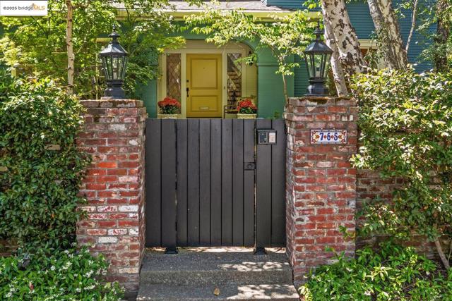 765 University Ave, Palo Alto CA: https://media.crmls.org/mediaz/0bf75b67-4543-4da3-af06-6ac84345fbba.jpg