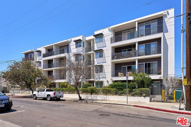 3061 W 12th Place, Los Angeles CA: https://media.crmls.org/mediaz/0bf7c4b4-e3d3-4c9d-a927-594401ad31d9.jpg