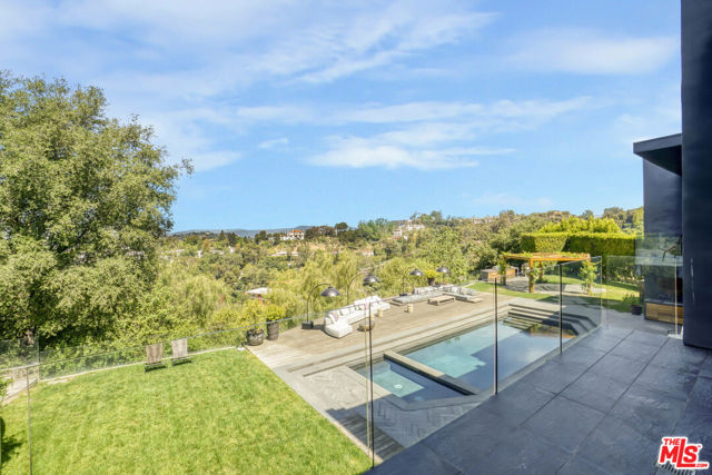 9152 Janice Place, Beverly Hills CA: https://media.crmls.org/mediaz/0bf7ec6f-13ec-4552-9656-1267010be281.jpg