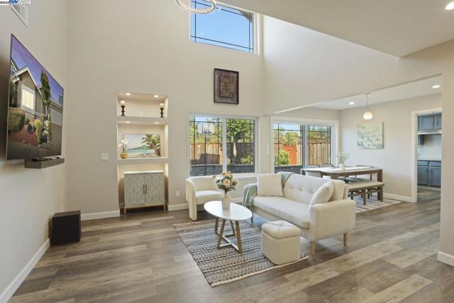 10034 Foxboro Cir, San Ramon CA: https://media.crmls.org/mediaz/0bfa8839-a290-4d07-8741-297b5b7208b1.jpg