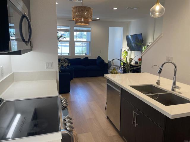 Detail Gallery Image 6 of 7 For 7641 University Ave #105,  La Mesa,  CA 91942 - 3 Beds | 3 Baths