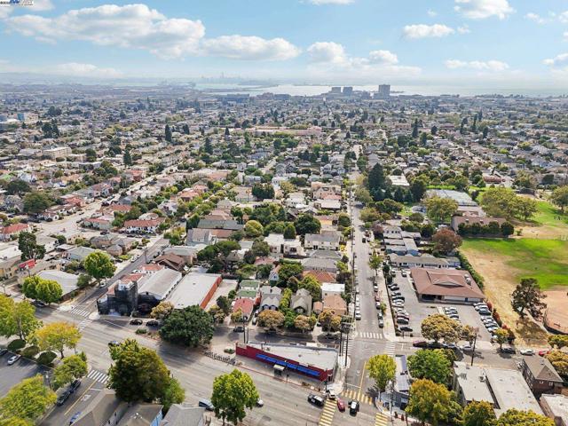 511 59Th St, Oakland CA: https://media.crmls.org/mediaz/0bfb5f54-095e-44d0-9552-07d61b0497d8.jpg