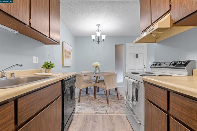 5319 Ridgeview Cir, El Sobrante CA: https://media.crmls.org/mediaz/0bfbb2e8-0511-4733-bb39-2b57327a21a1.jpg