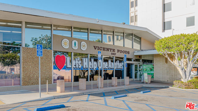 11928 Kiowa Avenue, Los Angeles CA: https://media.crmls.org/mediaz/0bfbb59e-967c-461c-a433-1a5897d2c8d6.jpg