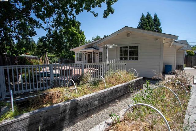 3252 Woodview Dr, Lafayette CA: https://media.crmls.org/mediaz/0bfbcb04-d4be-4e09-957f-3061d7537090.jpg