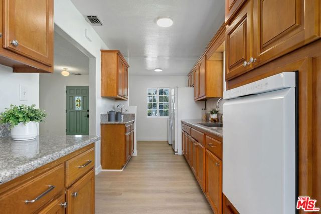 3588 Helms Avenue, Culver City CA: https://media.crmls.org/mediaz/0bfd2ea5-90a7-43f9-9407-55c53b6f16b1.jpg