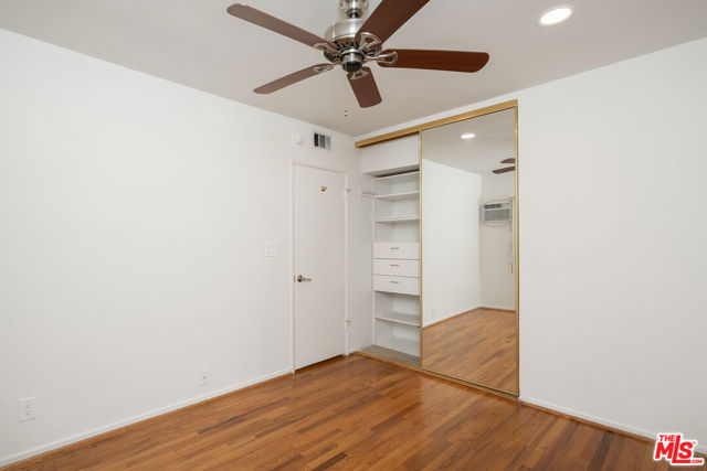 256 S Doheny Drive, Beverly Hills CA: https://media.crmls.org/mediaz/0bfe002e-89b0-45a4-9923-1c91764f6a43.jpg